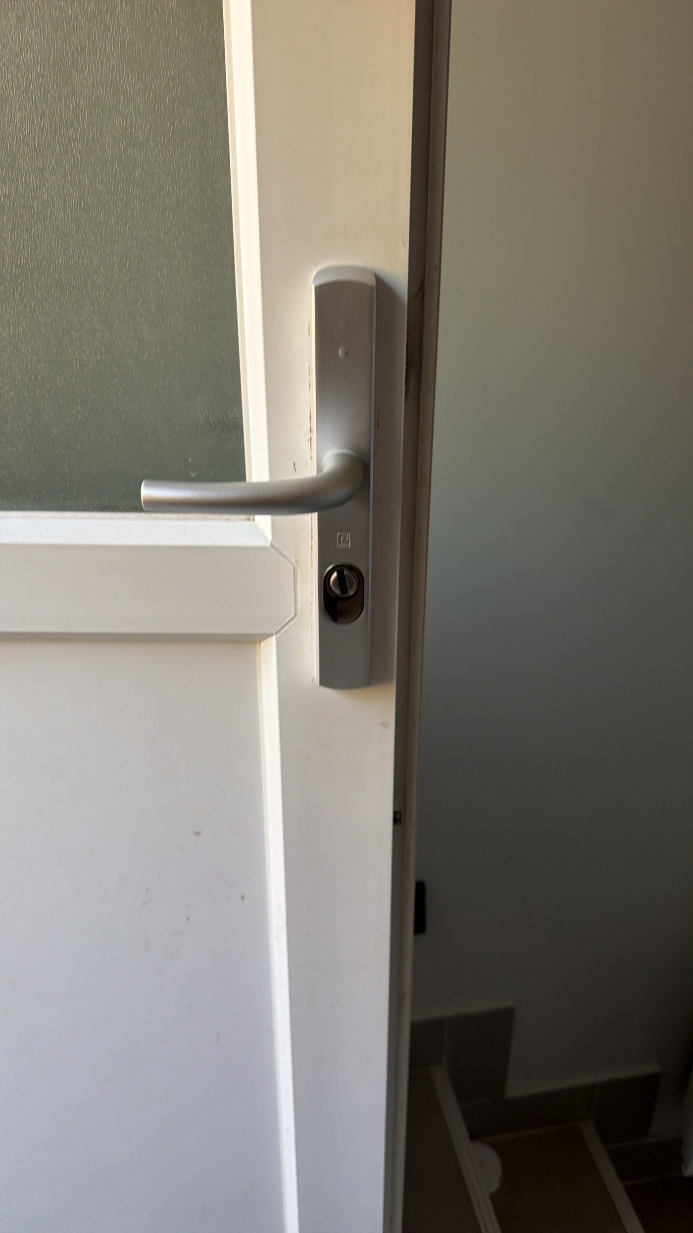 Ferme-porte (groom) : à quoi ça sert et comment le choisir ?
